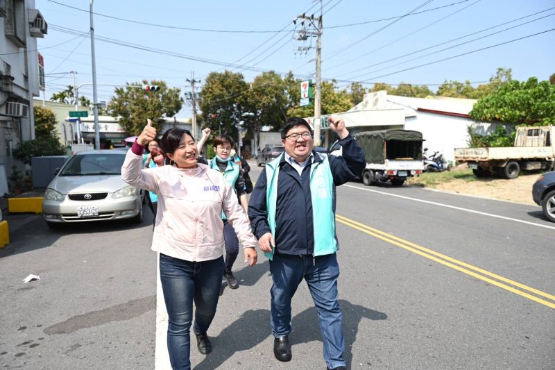 ▲選前最終日,蔡培慧在蔡易餘陪同下,繼續勤走掃街,力拚勝選。(圖/蔡培慧辦公室提供)