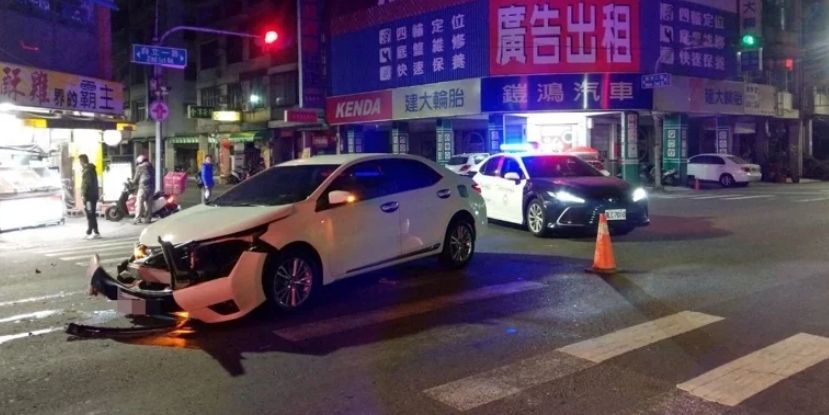 ▲張女騎車行經自立一路、熱河二街口時，因紅燈當場慘遭開車的吳姓男子（60歲）撞飛。（圖／翻攝畫面）