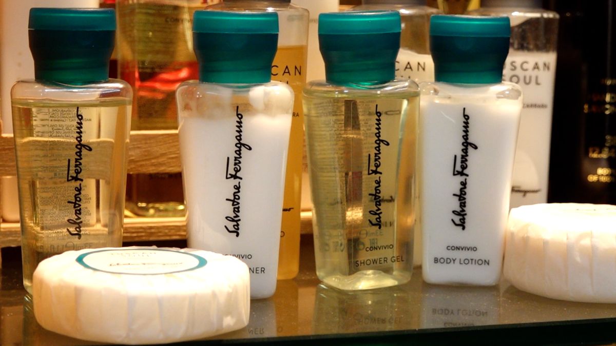 ▲環境部新規，2025年元旦起旅宿業不得提供小於180毫升的小瓶裝洗髮乳、潤髮乳、沐浴乳、乳液等四種液態盥洗及保養用品。（圖／記者康仲誠攝）