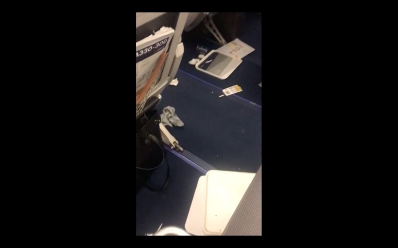 ▲飛機在高空中驟降,食物、餐盤也掉落滿地,還有乘客因未繫好安全帶,直接遭拋飛撞上機艙天花板。(圖/美聯社/TMX)