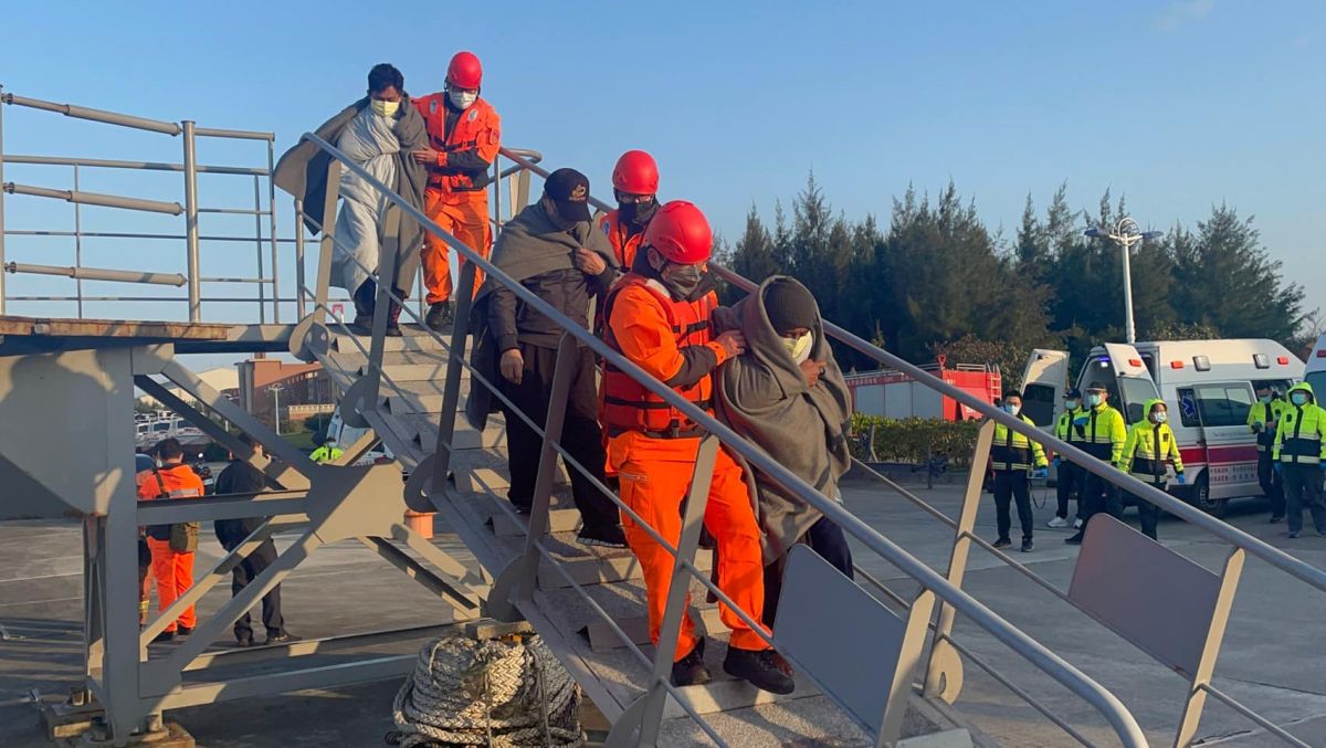 ▲獅子山共和國籍「HO CHUANG 996」貨輪機艙失火，海巡署成功救出船上12名船員。（圖／翻攝自管碧玲臉書）