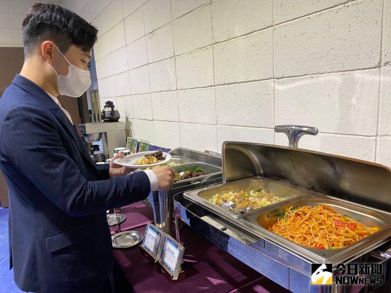 ▲饗食天堂提供選手膳食，參考不少國際賽事的餐點，提供至少兩肉、兩澱粉、兩蔬果，（圖／記者金武鳳攝，2023.3.3)