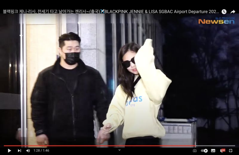▲BLACKPINK成員Jennie跌倒受傷，今出國時刻意遮住左臉。（圖／뉴스엔·NewsenTV YouTube）