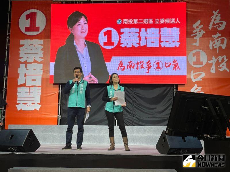 ▲蔡培慧在南投市舉辦選前之夜,由吳思瑤、羅致政擔起主持大任,超過6000支持者擠爆會場。(圖/記者黃宣尹攝,2023.03.03)
