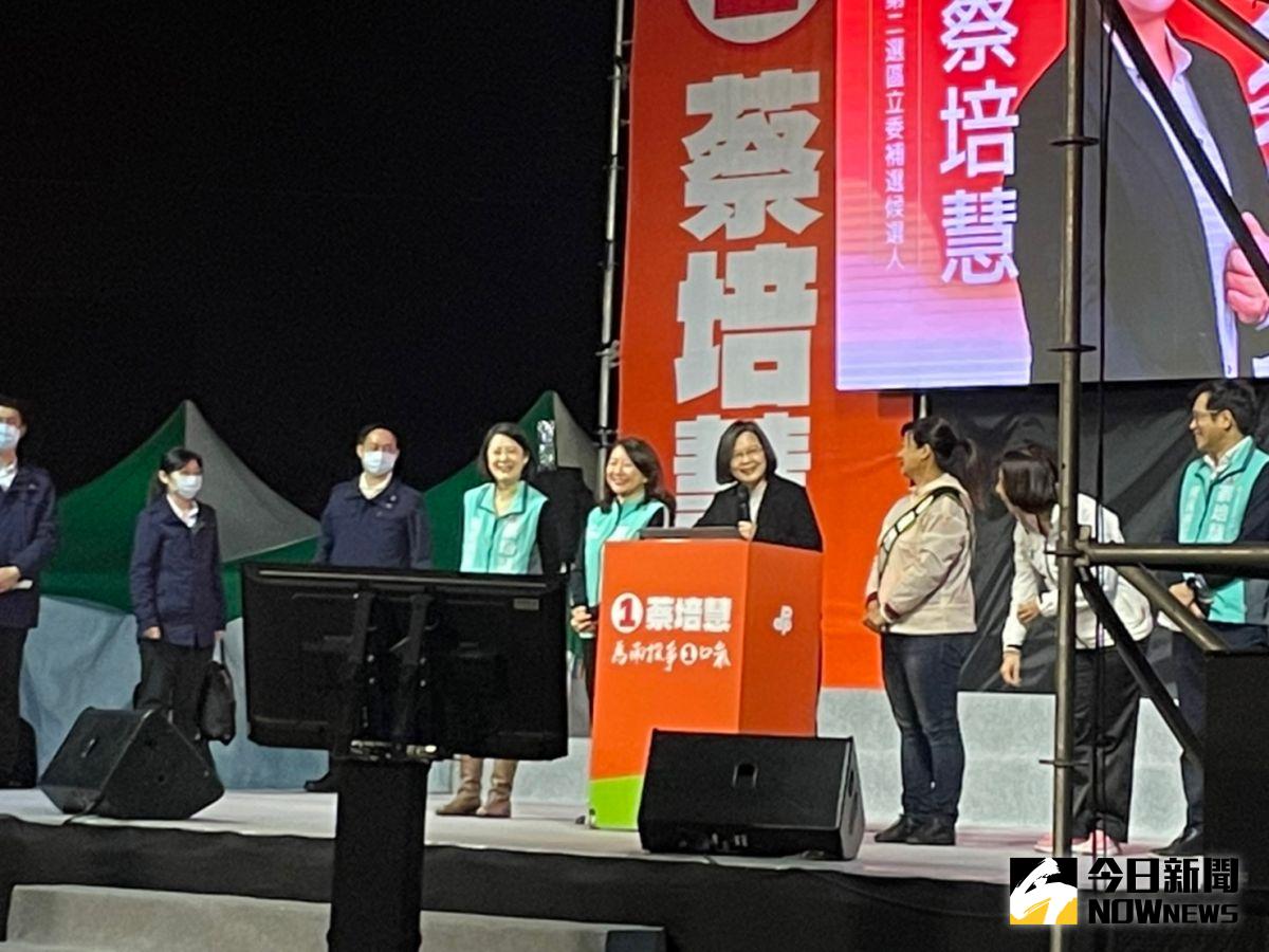 ▲蔡英文出席蔡培慧選前之夜，砲轟國民黨提到「青年上戰場」完全是抹黑。（圖／記者黃宣尹攝，2023.03.03）