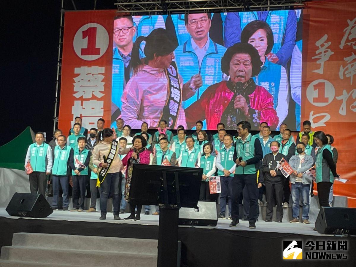 ▲蔡培慧選前之夜發表談話時，蔡媽媽突然上台，現場氣氛感人。（圖／記者黃宣尹攝，2023.03.03）