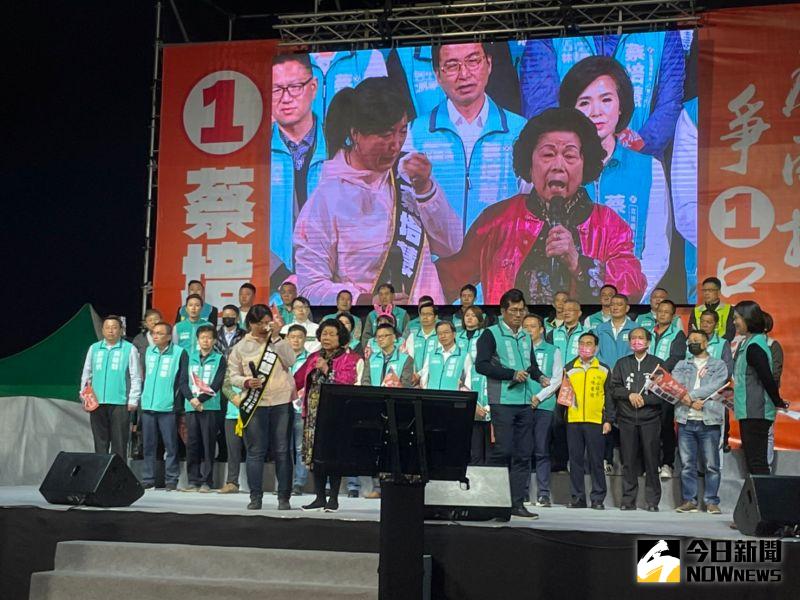 ▲蔡培慧選前之夜發表談話時，蔡媽媽突然上台，現場氣氛感人。（圖／記者黃宣尹攝，2023.03.03）