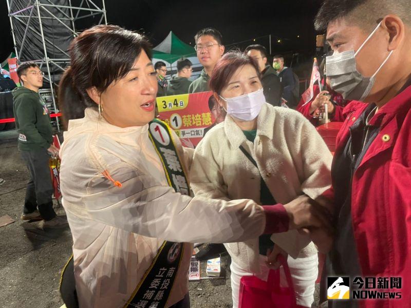 ▲選前之夜結束後，蔡培慧下台與支持者致意，被團團圍住。（圖／記者黃宣尹攝，2023.03.03）