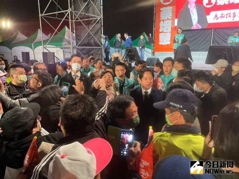 ▲賴清德發表演說後，與蔡培慧一同下台向支持者致意。（圖／記者黃宣尹攝，2023.03.03）
