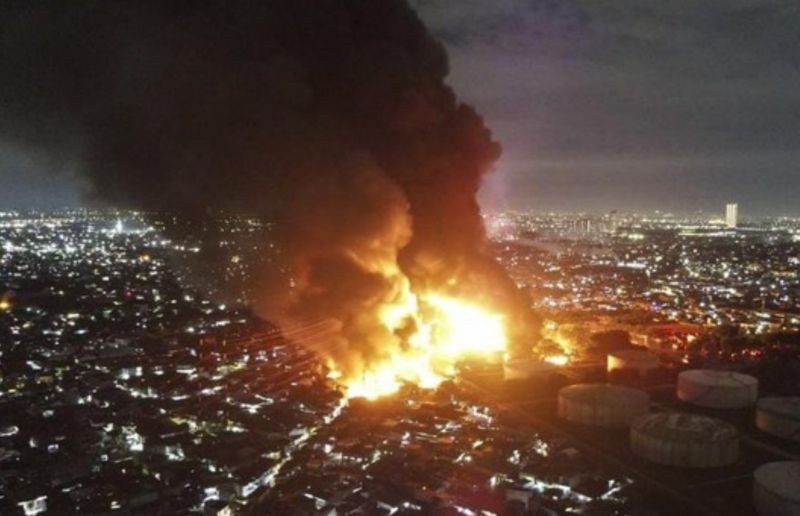 ▲印尼國營石油公司位於雅加達北區的油庫昨晚發生爆炸，火勢猛烈直沖天際並延燒至附近民宅，現場濃煙密佈。（圖／翻攝自CNN Indonesia）