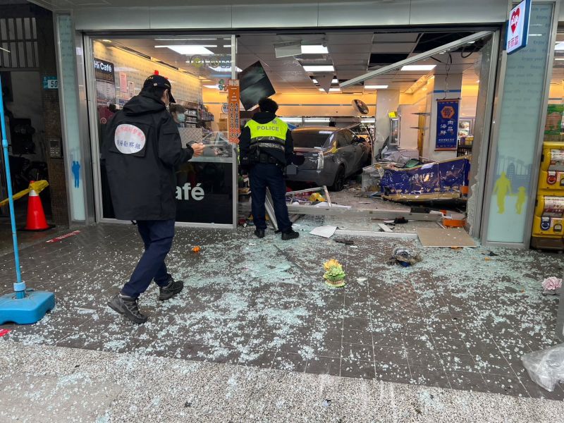 ▲新北市板橋互助街發生一起車禍事故，當時林姓男子駕駛一台深灰色轎車，疑似因精神不濟，竟駕車暴衝撞進路旁的萊爾富超商，婦人被捲進車底命危送醫不治。（圖／翻攝畫面）