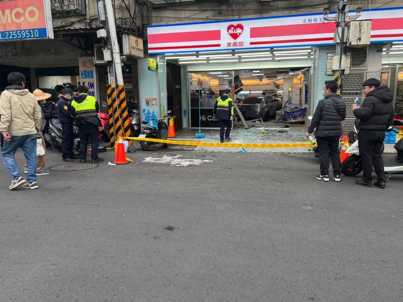 ▲新北市板橋互助街發生一起車禍事故，當時林姓男子駕駛一台深灰色轎車，疑似因精神不濟，竟駕車暴衝撞進路旁的萊爾富超商，婦人被捲進車底命危送醫不治。（圖／翻攝畫面）