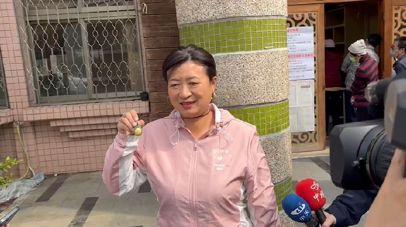 ▲蔡培慧於鹿谷投票，並秀出佩戴的幸運項鍊。（圖／蔡培慧辦公室提供）