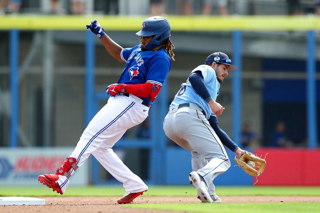 ▲藍鳥Vladimir Guerrero Jr.右膝不適提前退場（圖／美聯社／達志影像）