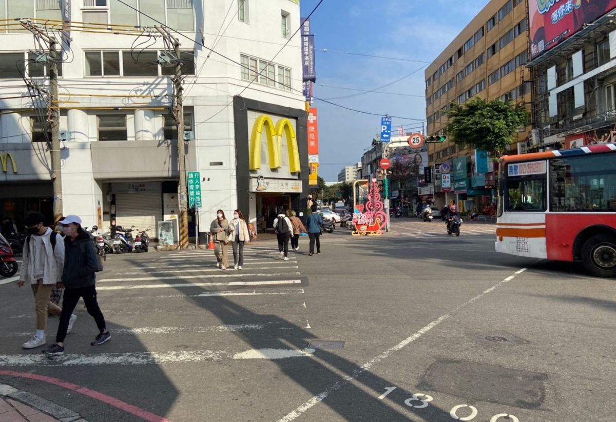 ▲國會加緊腳步，想整治台灣的「行人地獄」現況，但加重處罰與多元檢舉就能夠遏制現行交通亂象？跨世代論壇將實質討論。（圖／交通局提供2023.3.4）