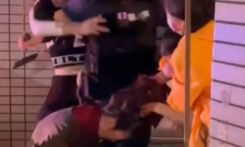 ▲本月3日晚間，高雄發生一起鬥毆事件，黃姓、欒姓女子當街拉扯開打，警方噴辣椒水壓制。（圖／翻攝社會事新聞影音）  