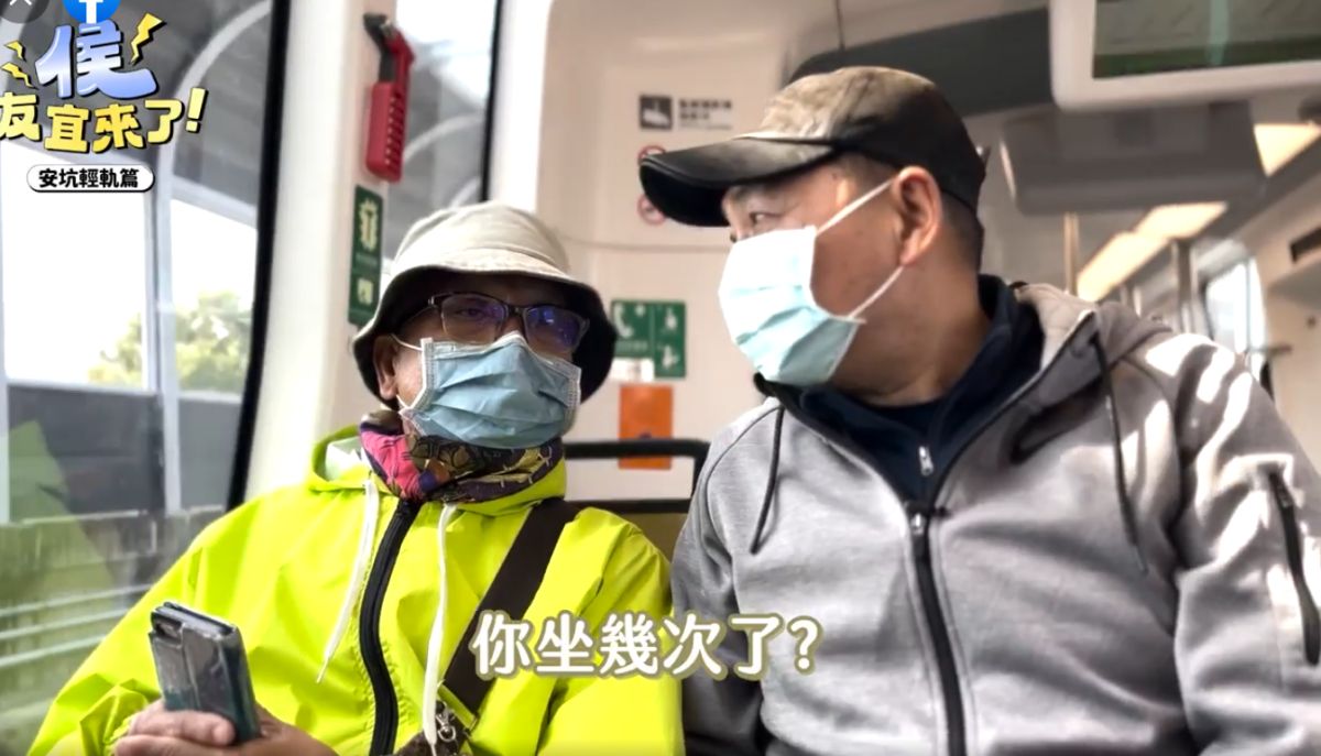 ▲侯友宜換穿便服搭安坑輕軌試營運蒐集乘客的意見與心聲。（圖 ／翻攝侯友宜粉絲專頁）