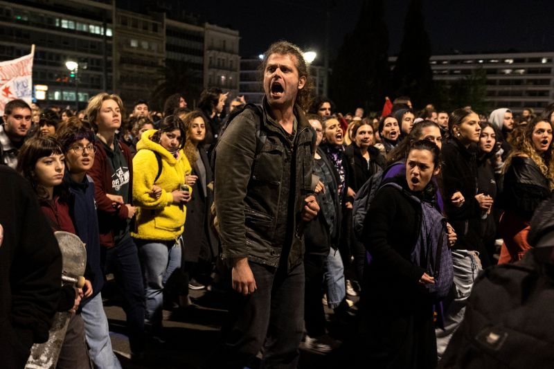 ▲上萬希臘公民罷工、走上街頭，替希臘最嚴重鐵路事故的57名死者討公道。（圖／美聯社／達志影像）