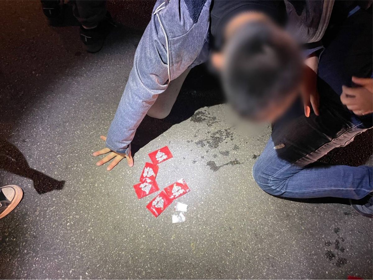 ▲警方逮獲正在販毒的李男，並當場查獲新興毒品咖啡包數十包(圖／柳榮俊翻攝2023.3.4)