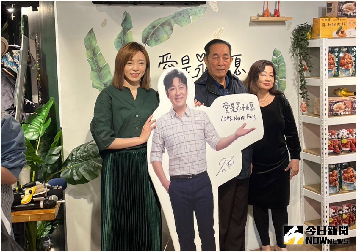 ▲艾成逝世第200天，王瞳（左一）陪公婆露臉。（圖／記者侯家瑜攝）