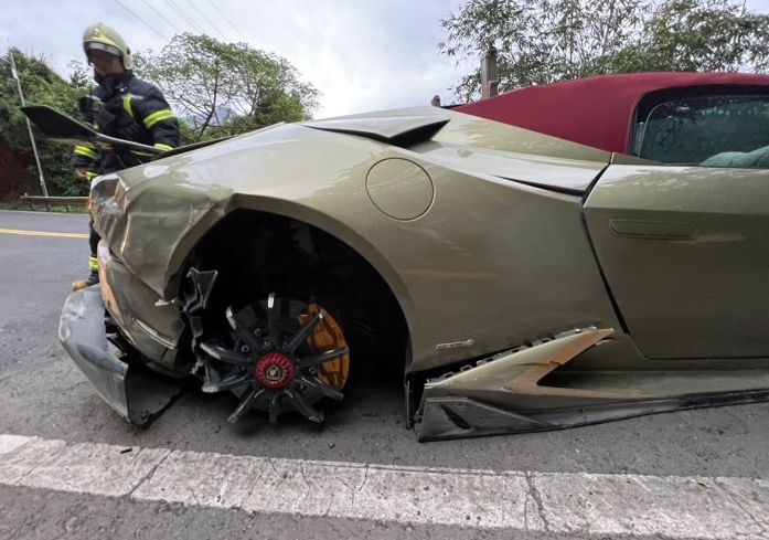 ▲藍寶堅尼車頭、車尾都毀損。（圖／翻攝畫面）