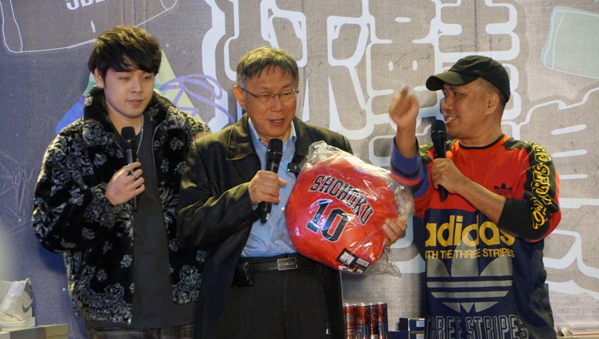 ▲民眾黨主席柯文哲（中）出席松菸文創園區舉辦的「2023年音樂與潮流鞋市集」。（圖／記者呂炯昌攝，2023.03.04）