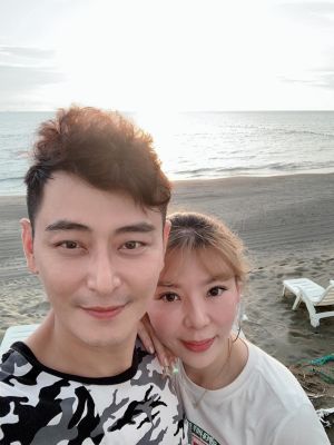 ▲陳冠霖老婆謝欣誼希望鄭仲茵(下圖)不要消費老公。(圖/翻攝自陳冠霖牛仔部落格、鄭仲茵臉書) ▲陳冠霖老婆謝欣誼希望鄭仲茵(下圖)不要消費老公。(圖/翻攝自陳冠霖牛仔部落格、鄭仲茵臉書)