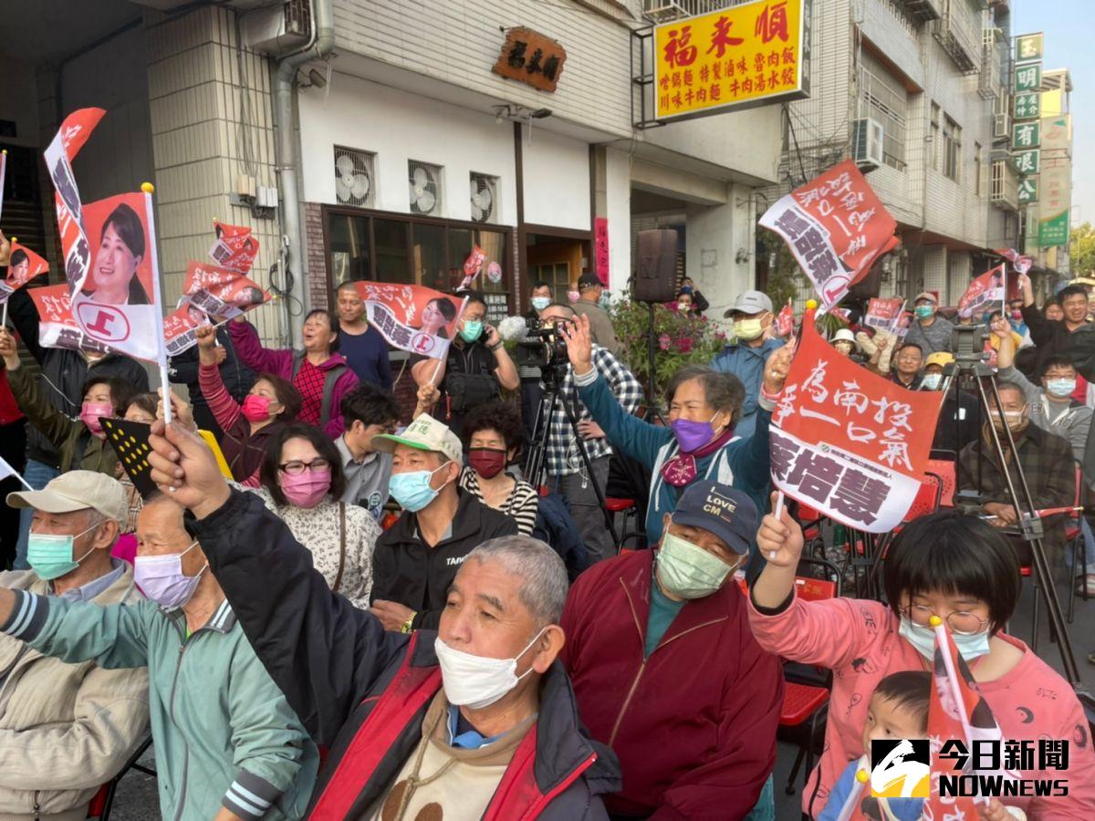 ▲蔡培慧一路領先，現場支持者搖旗嗨翻。（圖／記者黃宣尹攝，2023.03.04）