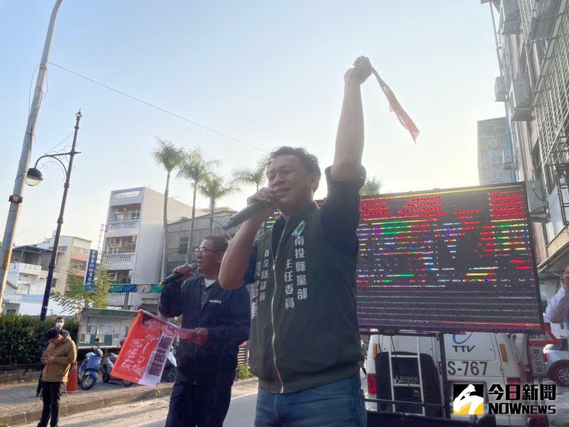 ▲蔡培慧一路領先，民進黨南投縣黨部主委蔡銘軒上台勉勵綠營支持者。（圖／記者黃宣尹攝，2023.03.04）