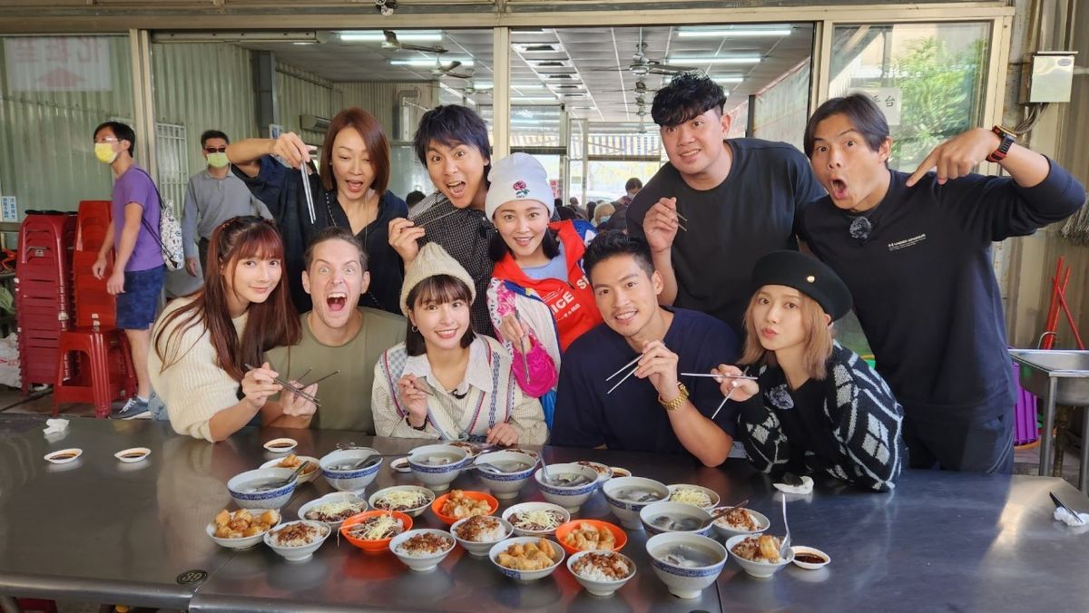 ▲被王仁甫虧緋聞，峮峮反應曝光，左起為劉心語、潘慧如、賈斯汀、峮峮、王仁甫、張文綺、許孟哲、宋家豪、蔡黃汝和孫協志。（圖／中視提供）