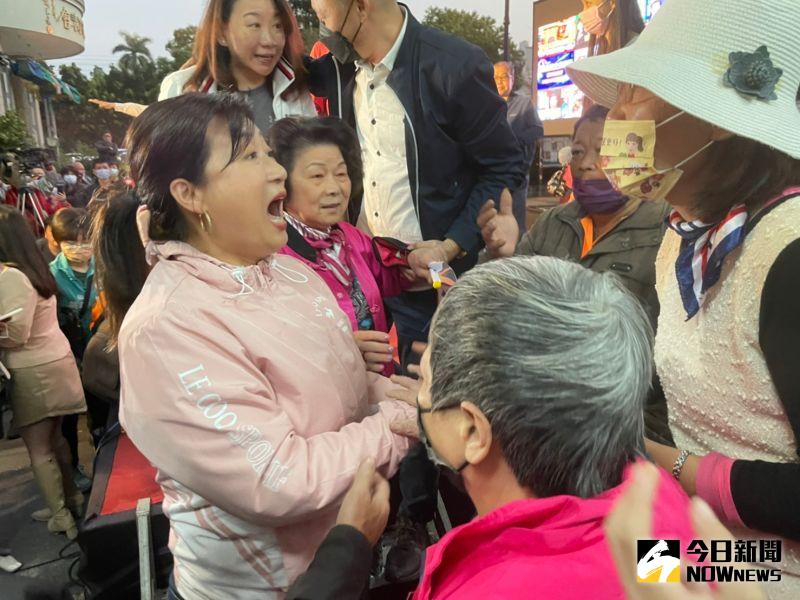 ▲蔡培慧於立委補選中勝出,在發表勝選感言後,下台向支持者一一道謝。(圖/記者黃宣尹攝,2023.03.04)