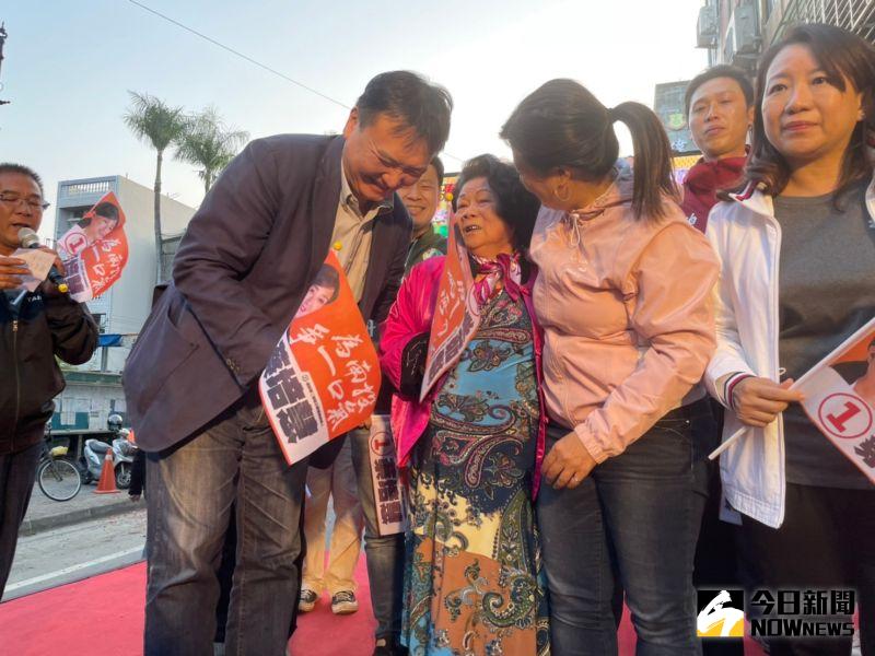▲蔡培慧勝選，許立明與蔡媽媽、羅美玲陪同登台感謝支持者。（圖／記者黃宣尹攝，2023.03.04）