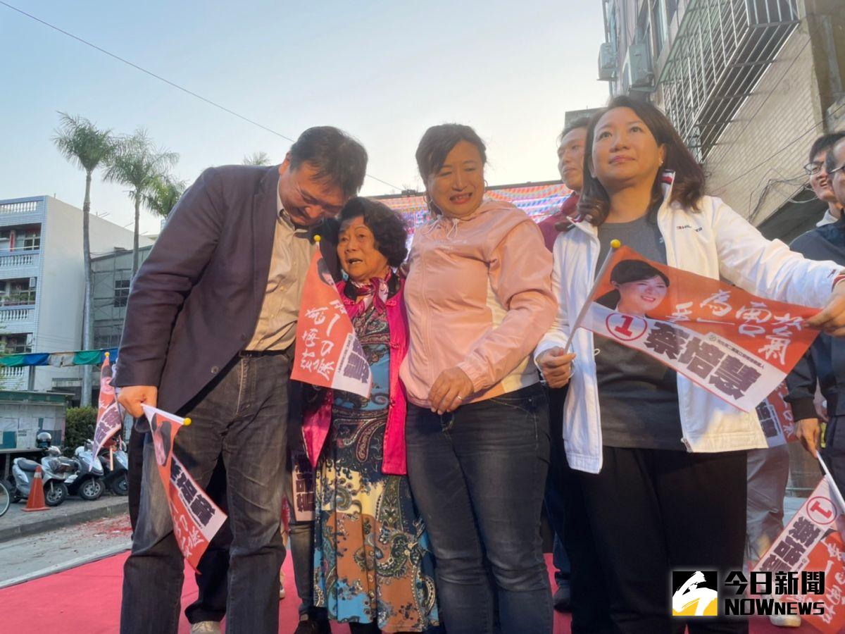▲蔡培慧勝選，許立明與蔡媽媽、羅美玲陪同登台感謝支持者。（圖／記者黃宣尹攝，2023.03.04）