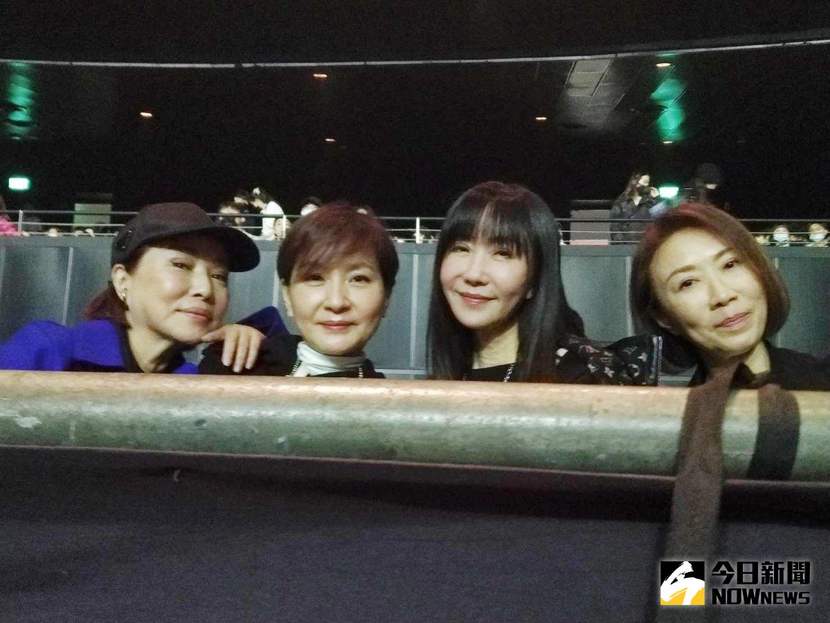 ▲方芳芳（左二）今年3月時與葉璦菱（左一）、金瑞瑤、李翊君組成「最美貴婦團」，助陣葉璦菱兒子的演唱會。（圖／讀者提供）