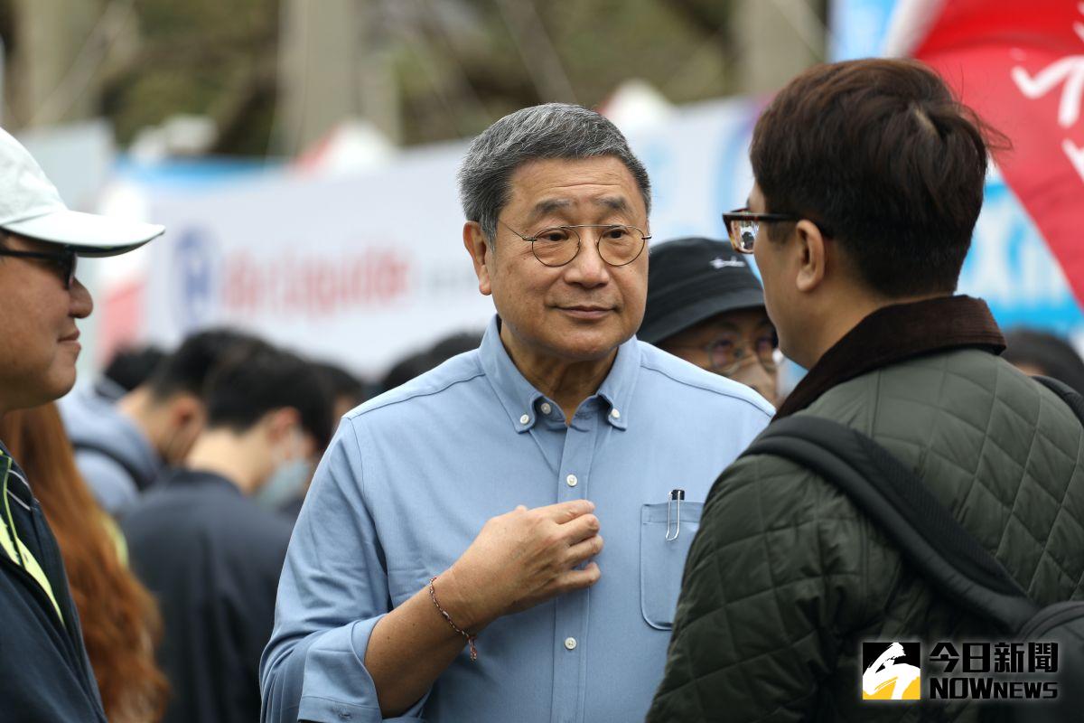 ▲台泥董事長張安平以科幻小說「三體」比喻氣候變遷所要面對的問題，一步步解答「台版CBAM」的重要性。（圖／記者陳明中攝,2023.03.04）