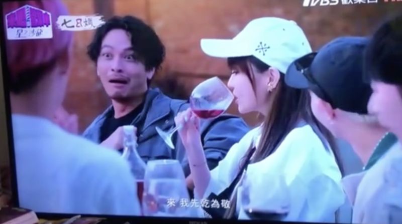▲謝金燕（右）講祕密，一旁的楊銘威（左）瞪大眼睛不敢置信。（圖／翻攝TVBS）