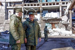 ▲俄羅斯國防部長蕭依古（中）罕見視察了部署在烏克蘭的俄國軍隊。（圖／美聯社／達志影像）