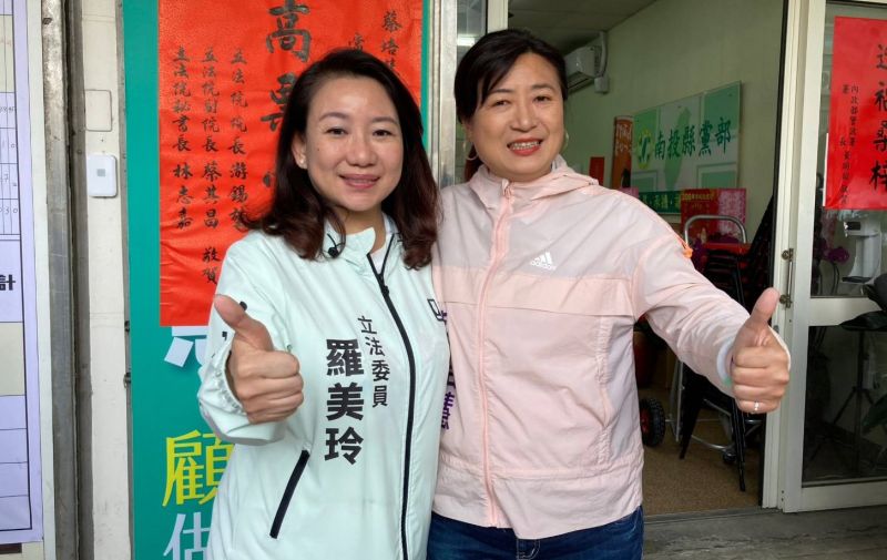 ▲蔡培慧感謝羅美玲和所有志工們全心全力輔選。(圖/蔡培慧競總提供,2023.03.05)