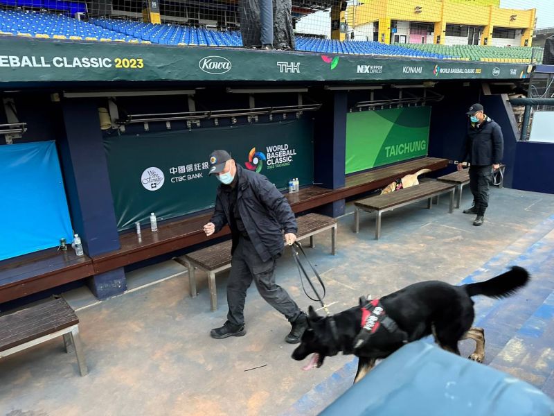 ▲台中市警局出動警犬隊進行場地檢查，球場每一個角落都不放過(圖／警犬隊提供2023.3.5)