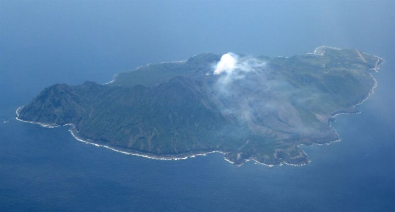 ▲日本鹿兒島縣十島村諏訪之瀨島火山，5天來已噴發25次。（圖取自維基共享資源）