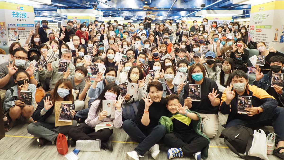 ▲台北市前副市長黃珊珊5日到台南舉辦簽書會，現場也聚集了近百名的粉絲。（圖／黃珊珊辦公室提供）
