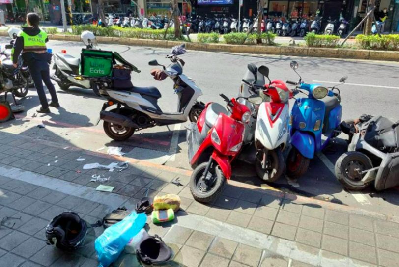 ▲新北市三重區5日上午發生一起離奇車禍，外送員連撞路邊4機車後倒地，送醫不治。（圖／翻攝自記者爆料網）