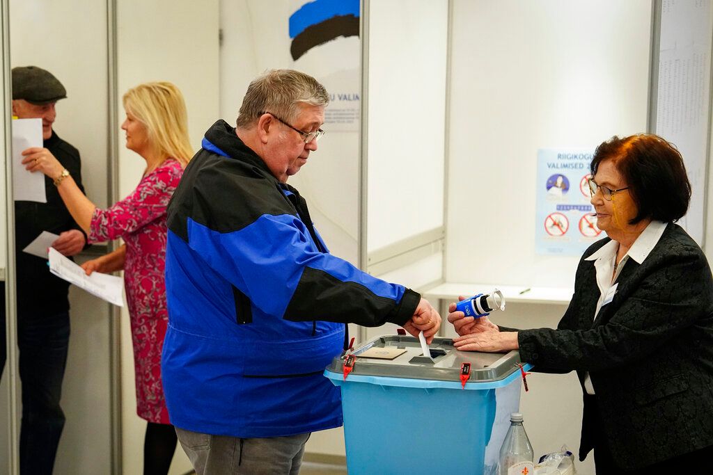▲愛沙尼亞人今天前往投票所投票選舉新國會，選舉結果可能讓一直反對向烏克蘭運送更多武器的極右翼民族主義者勢力更加壯大。（圖／美聯社／達志影像）