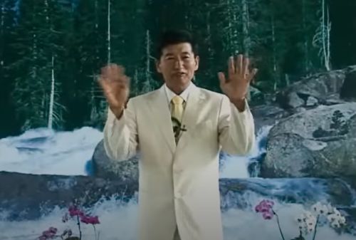 ▲Netflix紀錄片《以神之名:信仰的背叛》揭發性侵案,教主鄭明析(如圖)重判17年徒刑。(圖/翻攝Netflix Asia YouTube) ▲Netflix紀錄片《以神之名:信仰的背叛》揭發性侵案,教主鄭明析(如圖)重判17年徒刑。(圖/翻攝Netflix Asia YouTube)