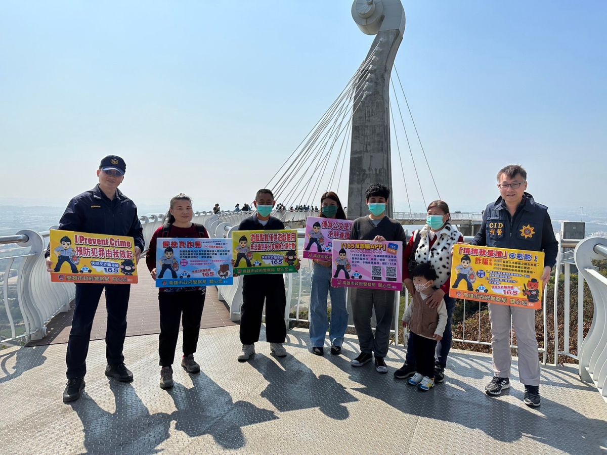 ▲為使民眾能更加瞭解各項詐騙手法，避免民眾遭受詐騙，岡山分局長陳柏彰特率領「反詐宣導團」前往轄內岡山之眼、榮獲必比登推薦羊肉爐名店等人潮聚集處所，進行「識詐」宣導。(圖／岡山分局提供)