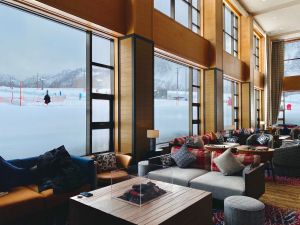▲悠閒坐在Club Med Kiroro Peak大廳沙發，便可飽覽窗外近180度的開闊雪場景緻。（圖／記者蕭涵云攝）