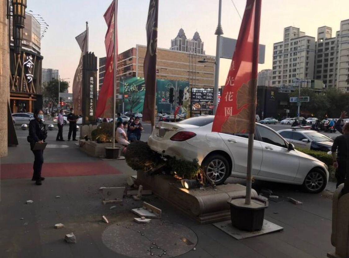 ▲倒車誤踩油門！高雄賓士車暴衝上人行道，一旁花盆被撞歪。（圖／翻攝畫面）