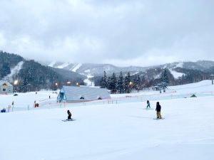 ▲專業滑雪客能在Kiroro Peak享受夜滑，延長滑雪時間。（圖／記者蕭涵云攝）