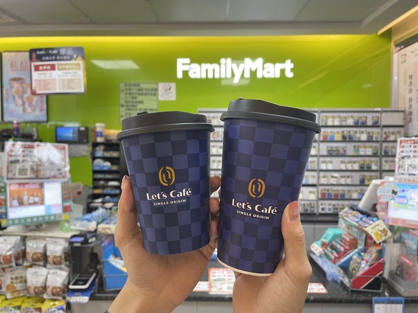 ▲全家雙12購物節優惠，領取包裹時主動向店員出示全家會員條碼，就可以獲得小杯單品美式29元、拿鐵39元優惠券。（圖／全家提供）
