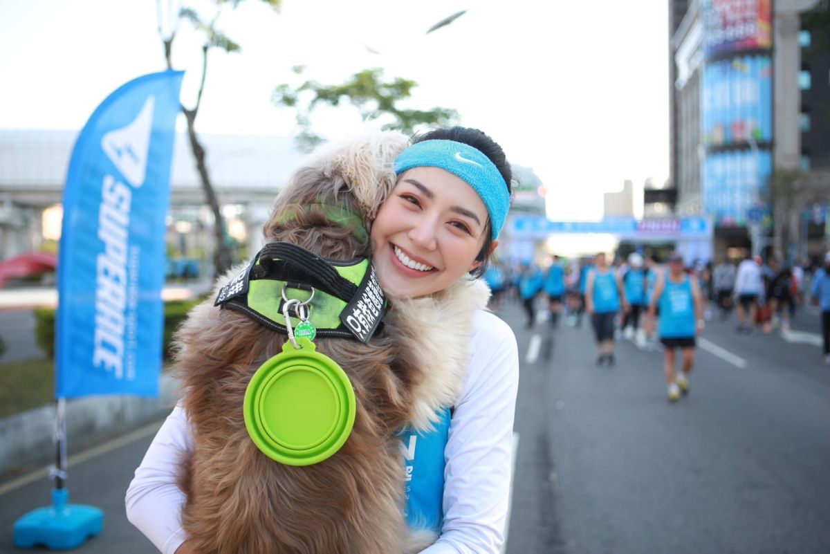 ▲跑步女神宋城希一週兩賽事，毛小孩的擁抱是她加速返回終點的動力。攝影師：陳怡潔 大會提供